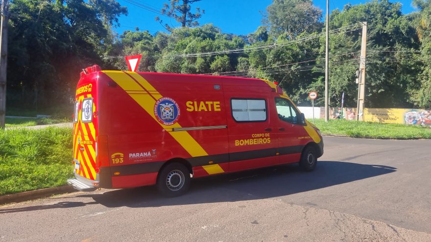Casal de moto fica ferido após se envolver em acidente na Rua Jacarezinho