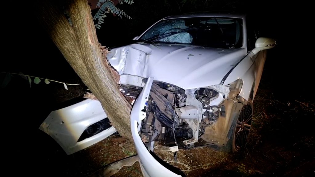 Fusion atinge árvore no Bairro Esmeralda em Cascavel e gestante é atendida pelo Siate