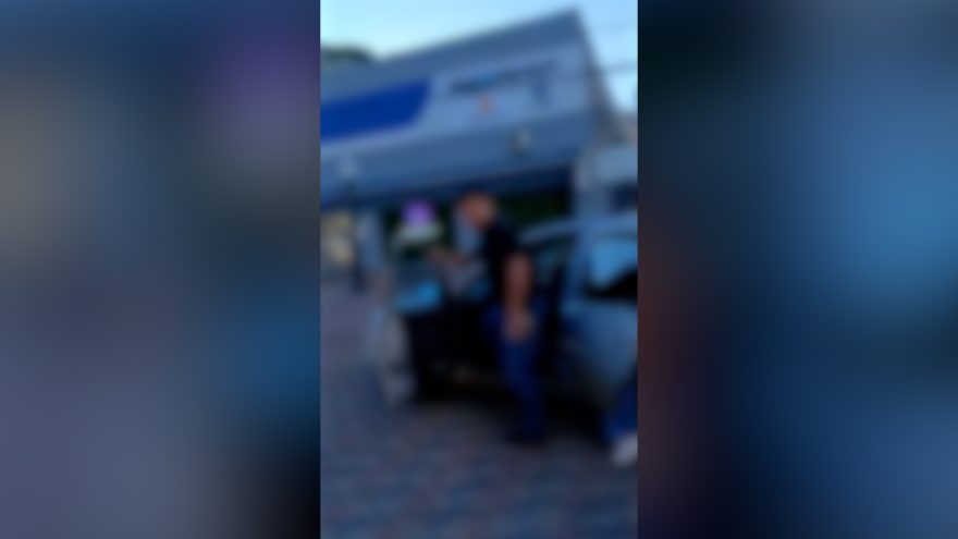 Violência em plena luz do dia: Casal é atacado por homem descontrolado com facão e tijolo em Cascavel