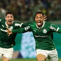 Imagem referente a Vitor Roque marca nos acréscimos para levar Palmeiras à liderança