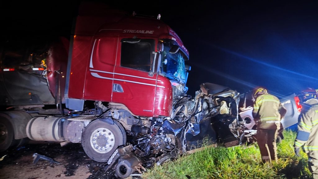 Tragédia na BR-369: homem morre em colisão frontal entre caminhão e S10 em Cascavel Tragédia na BR-369: homem morre em colisão frontal entre caminhão e S10 em Cascavel