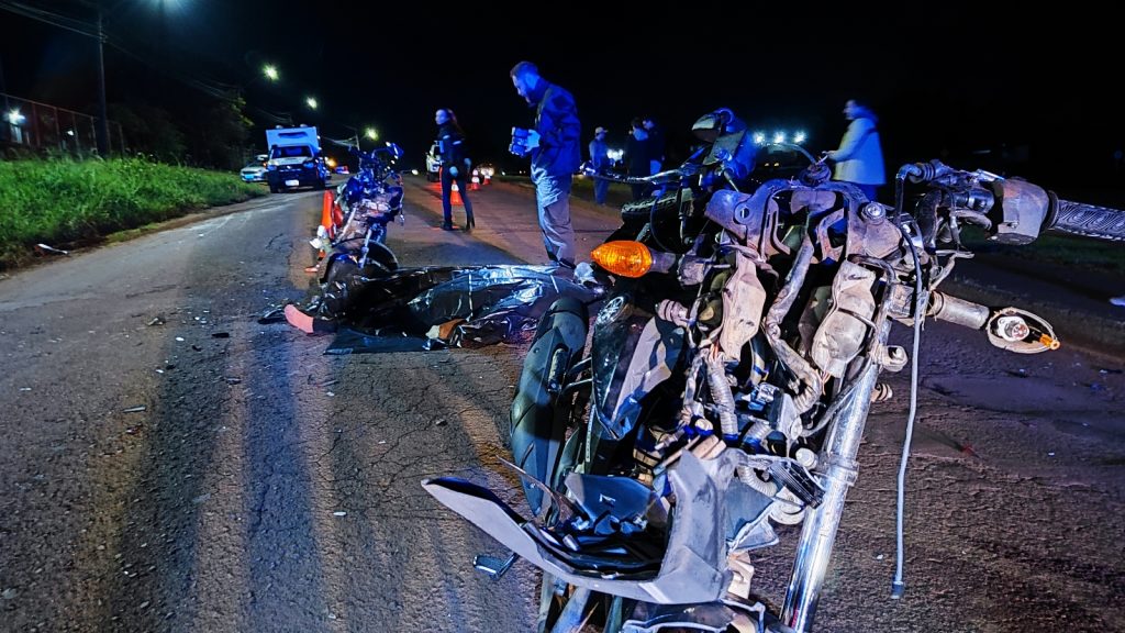 Colisão frontal entre motos deixa jovem morto na marginal da BR-277 em Cascavel Colisão frontal entre motos deixa jovem morto na marginal da BR-277 em Cascavel
