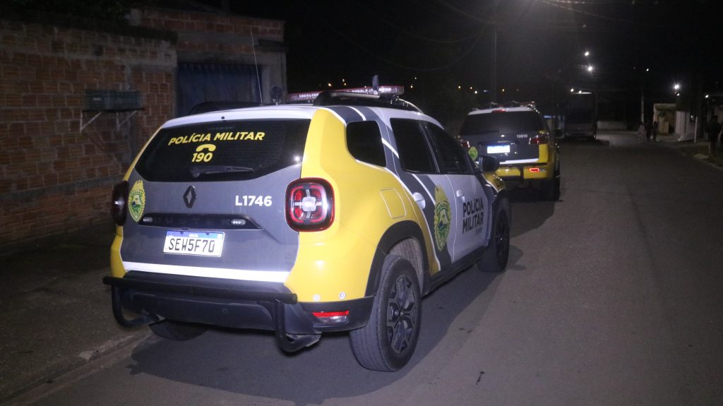 Homem atira contra a mulher e filha e vítimas são socorridas com lesões no pescoço e cabeça Homem atira contra a mulher e filha e vítimas são socorridas com lesões no pescoço e cabeça