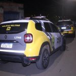 Imagem relativa a Morador encontra invasor deitado no sofá e Polícia usa TASER para detê-lo 
