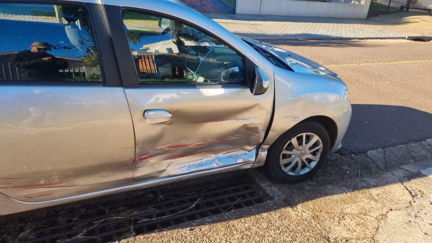 Três carros se envolvem em colisão no Bairro Pacaembu