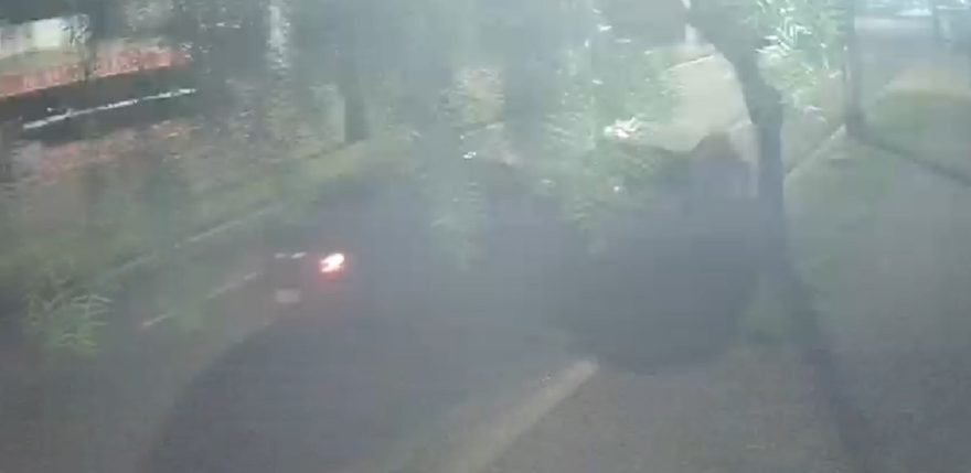 Internauta procura por motorista que colidiu contra carro estacionado na Avenida Brasil