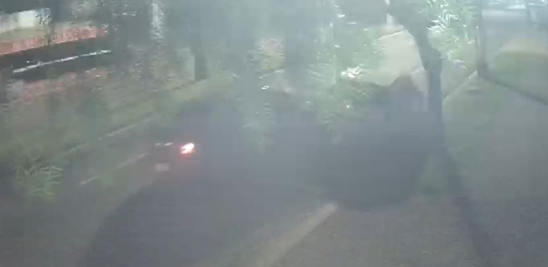 Internauta procura por motorista que colidiu contra carro estacionado na Avenida Brasil