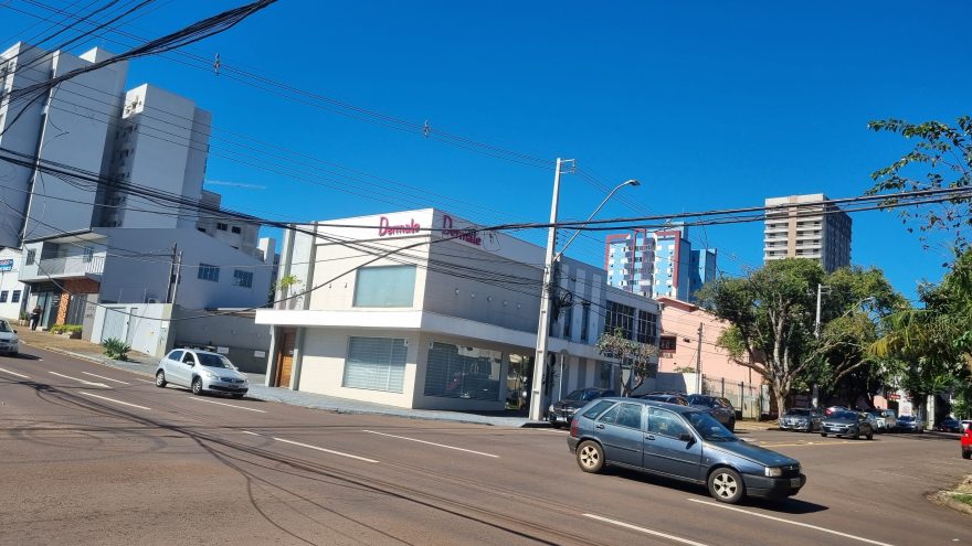 Comerciantes alertam para cabos pendurados no cruzamento das Ruas Presidente Kennedy e Bernardes