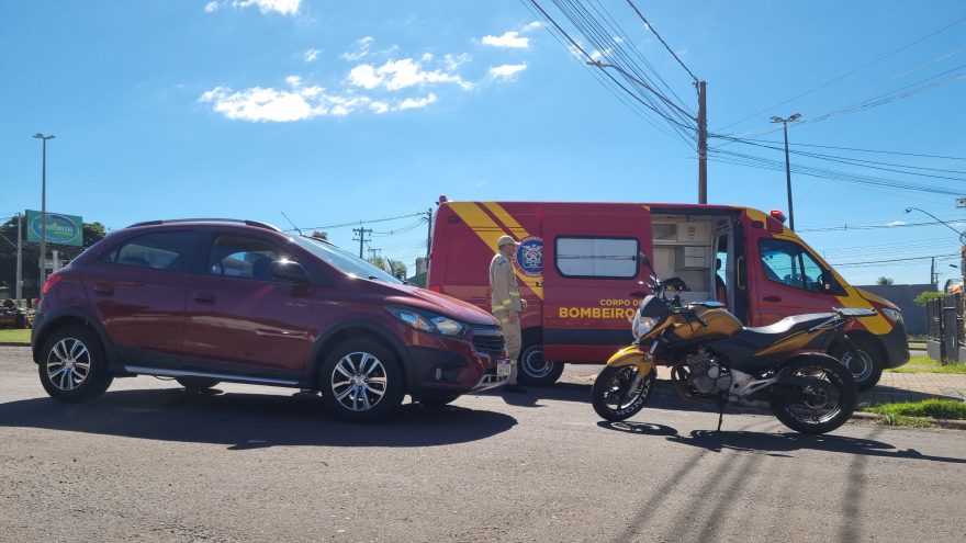 Motociclista fica ferido em acidente de trânsito na Avenida Brasil