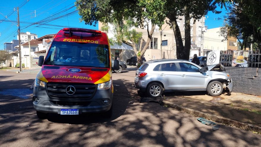 Após colisão com Virtus, Mitsubish Mitsubishi ASX atinge muro Centro