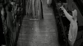 Novas imagens revelam momentos antes da confusão que terminou com homem baleado no Centro de Cascavel Novas imagens revelam momentos antes da confusão que terminou com homem baleado no Centro de Cascavel