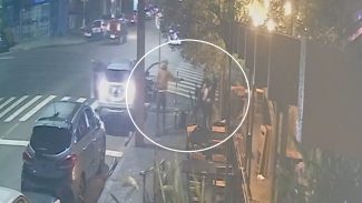 Novo vídeo, de outro ângulo, mostra o momento em que homem é baleado e espancado no Centro de Cascavel Novo vídeo, de outro ângulo, mostra o momento em que homem é baleado e espancado no Centro de Cascavel