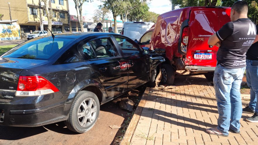 Pancada!! Vectra e duas Fiat Fiorino se envolvem em colisão ao lado da Rodoviária e bebê fica ferido