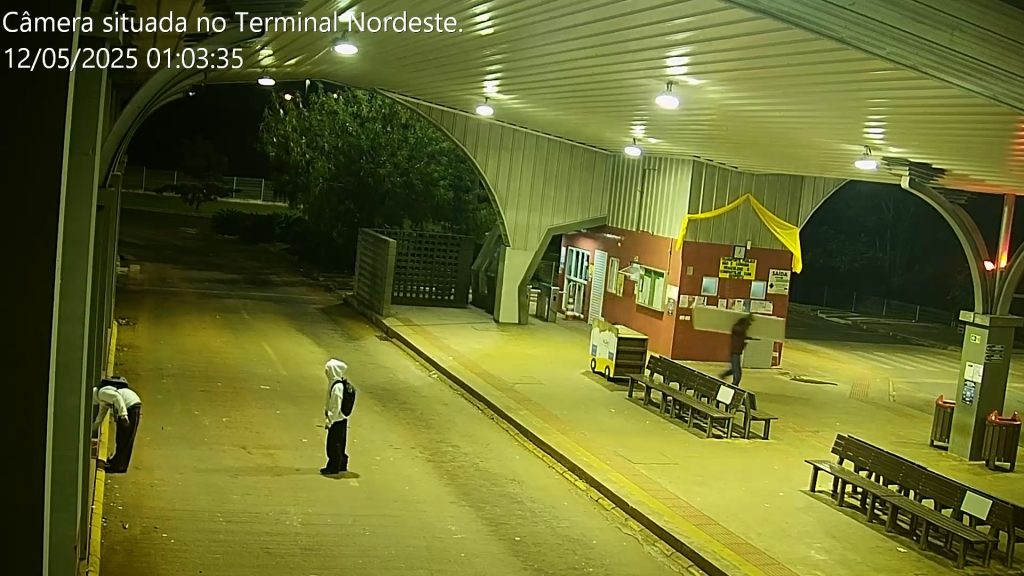 Câmera flagra pessoas danificando e pichando parede do terminal nordeste em Cascavel