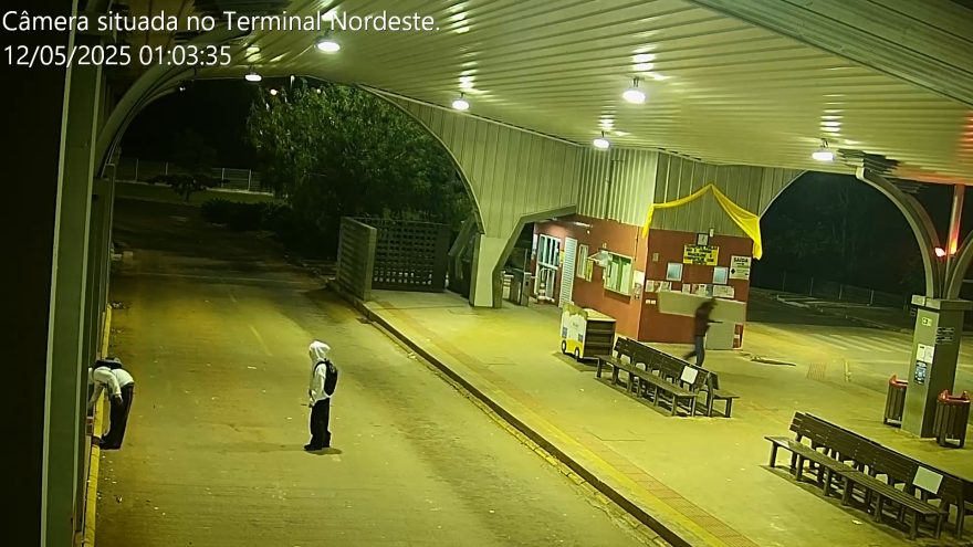 Câmera flagra pessoas danificando e pichando parede do terminal nordeste em Cascavel