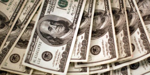 Dólar sobe para R$ 5,68 com anúncio de acordo entre EUA e China Imagem referente a Dólar sobe para R$ 5,68 com anúncio de acordo entre EUA e China