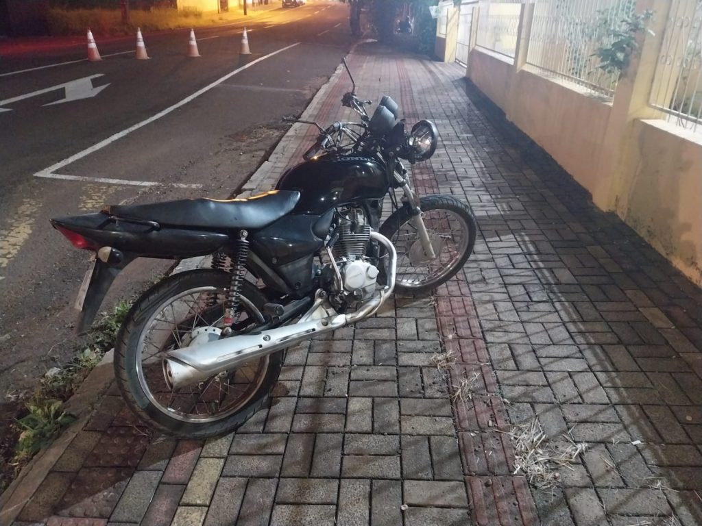 Em “ponto cego”, motociclista é atingido por carro e fica ferido