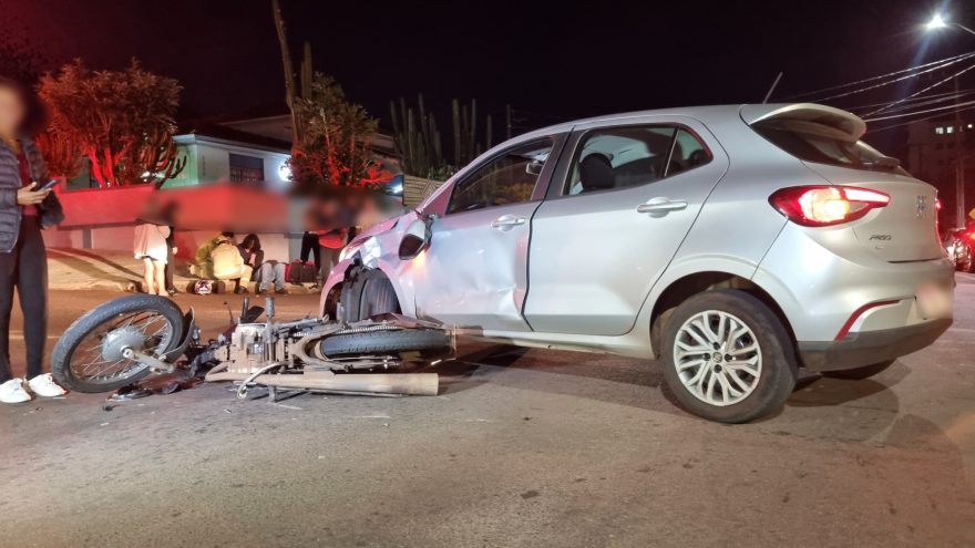 Fiat Argo e motocicleta se envolvem em forte batida na Rua General Osório