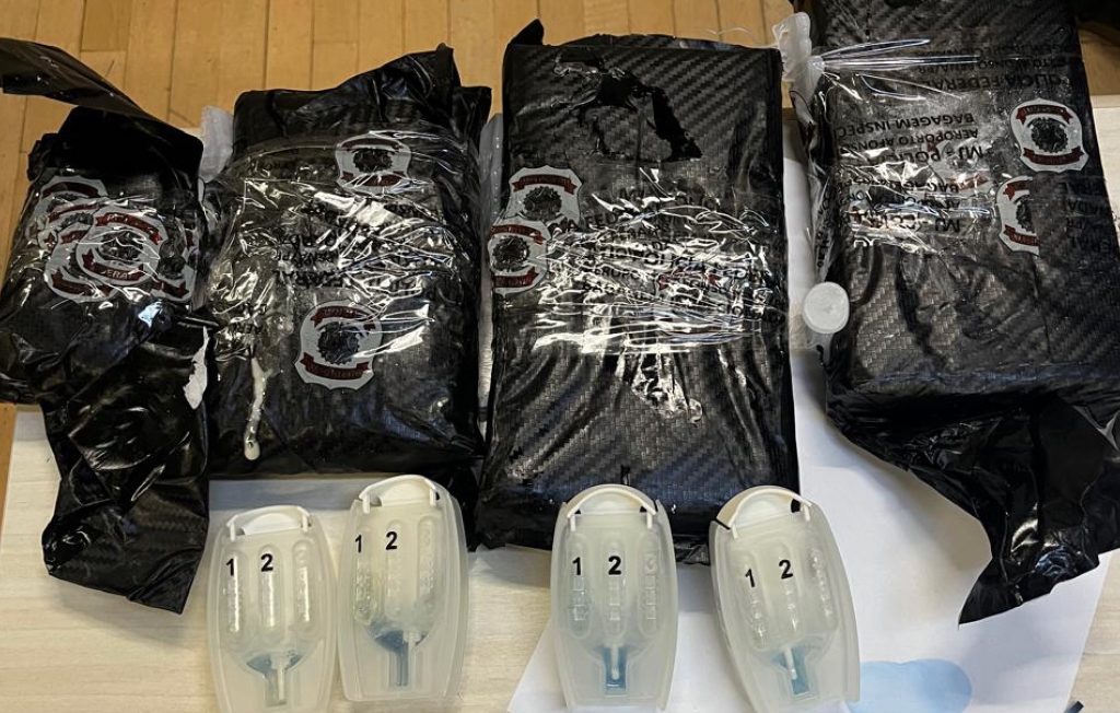 Casal é flagrado com cocaína em mala no aeroporto de Curitiba antes de embarque para a Tailândia Casal é flagrado com cocaína em mala no aeroporto de Curitiba antes de embarque para a Tailândia