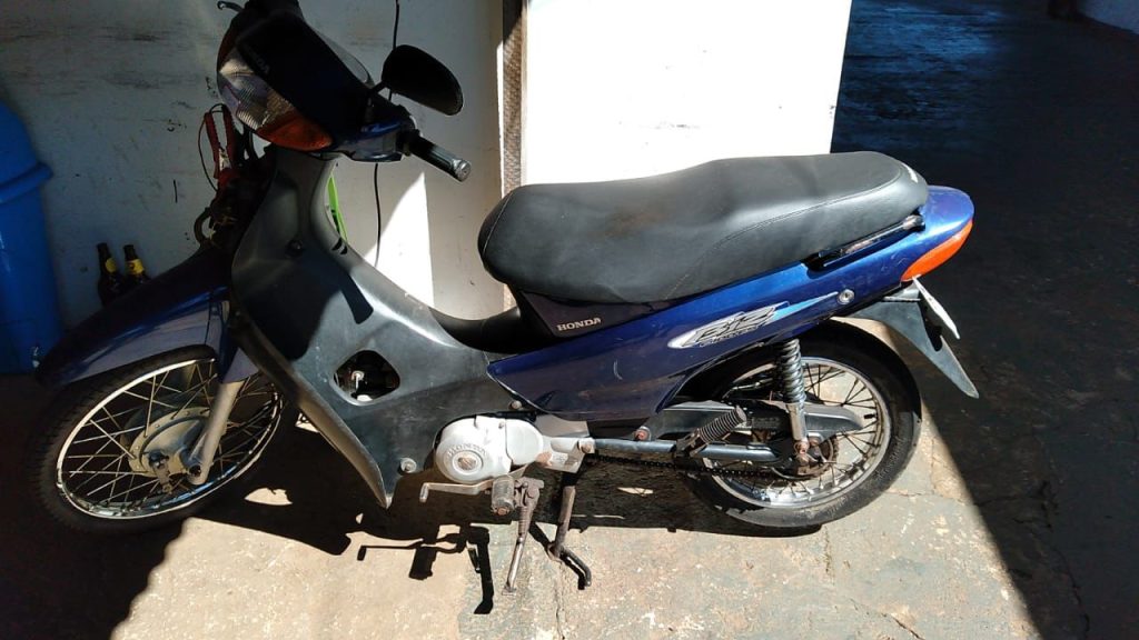 Ajude! ladrão furta Honda Biz de trabalhadora em estacionamento na Rua JK