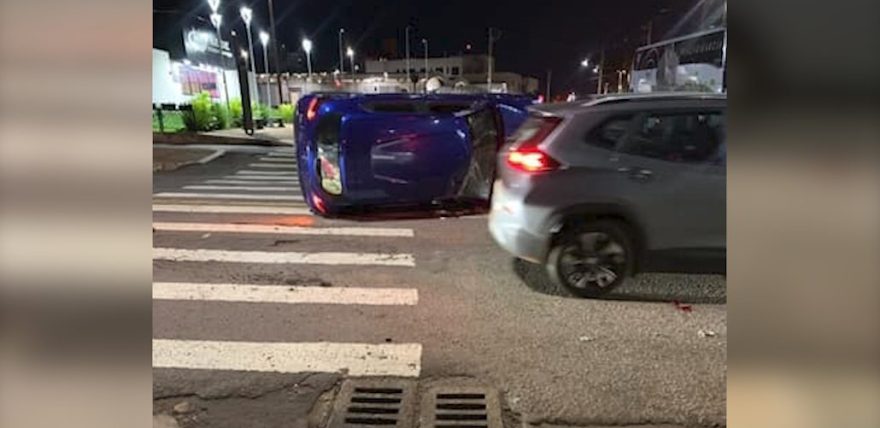 Susto! Renault Kwid capota após colisão com Celta na região central
