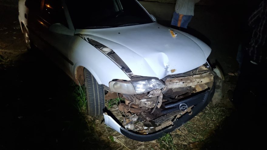 Carro começa a andar sozinho e atinge árvore em Cascavel; ao desviar, homem sofre queda  