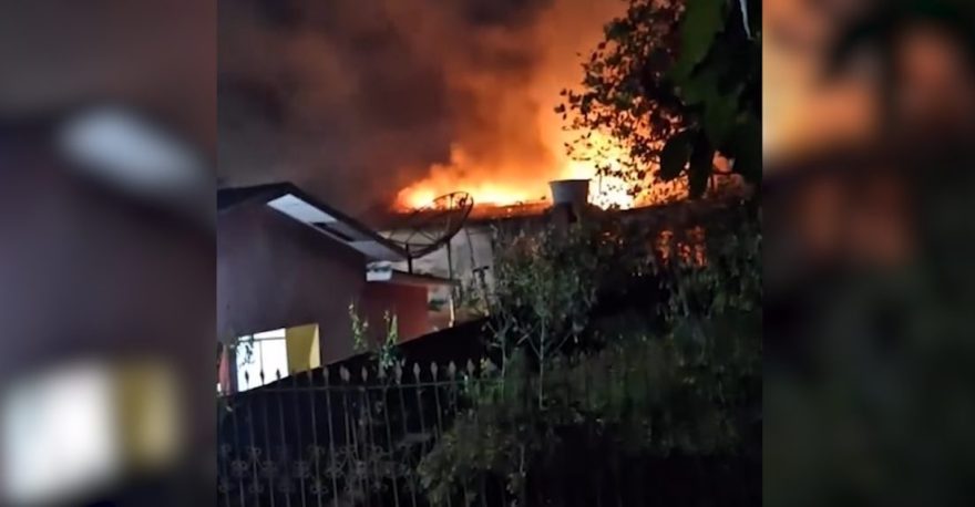 Vídeo mostra incêndio de grandes proporções que destruiu residência em Céu Azul