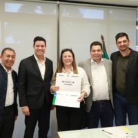 Imagem referente a Iluminação, barracão industrial, asfalto e capela: Estado libera R$ 11,7 milhões para 6 cidades
