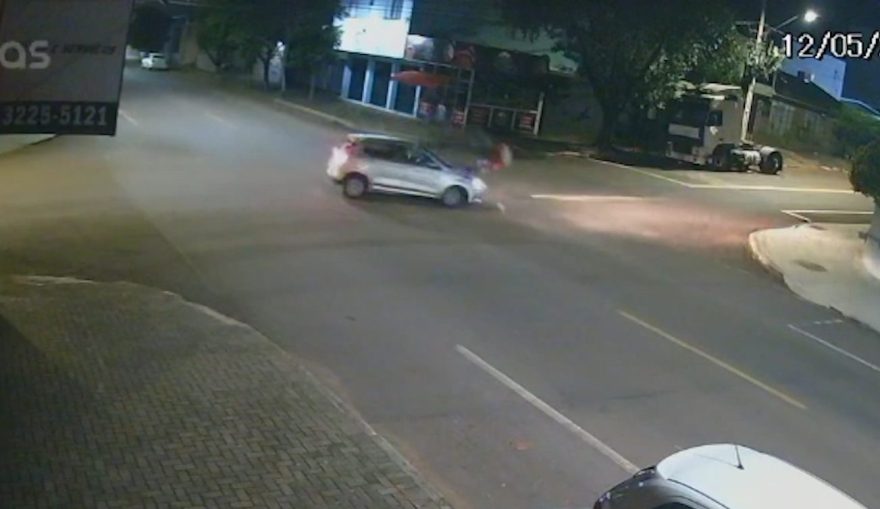 Vídeo: Motociclista ‘voa’ por cima de carro em colisão na Rua General Osório
