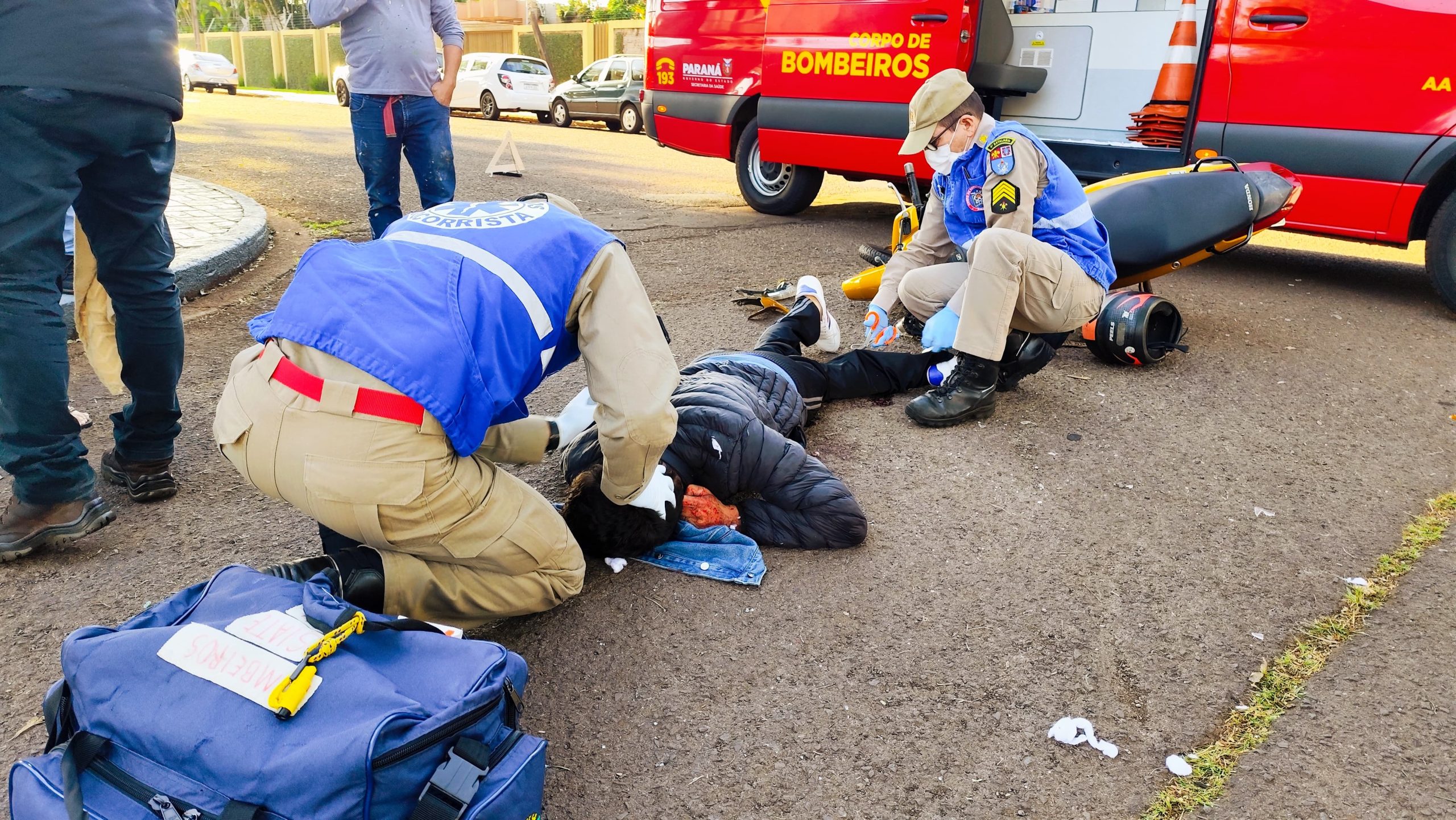 Motociclista tem lesão grave após forte colisão com XC40 no Bairro Country