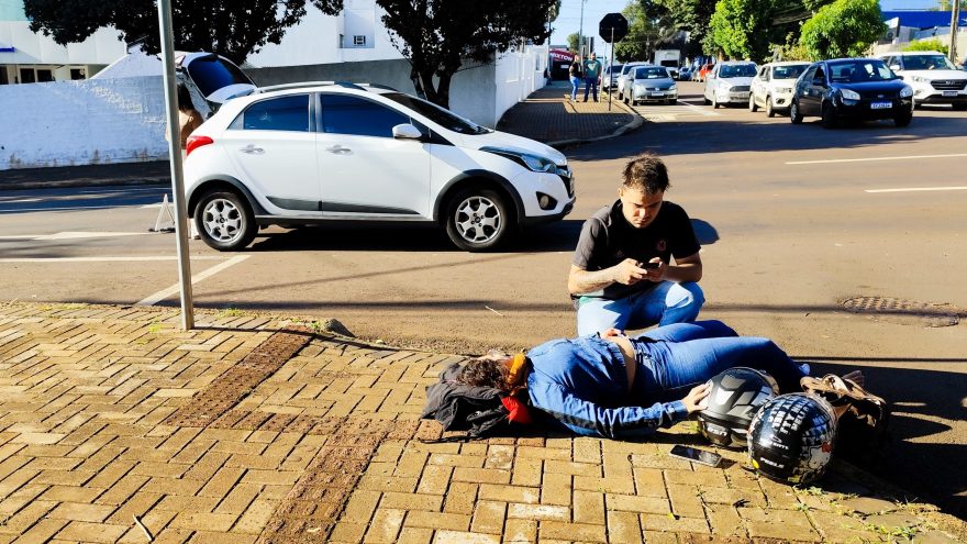 Três pessoas ficam feridas em colisão com quatro veículos na Rua Antonina