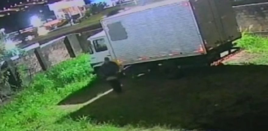 Indivíduo é flagrado furtando bateria de caminhão no Maria Luiza