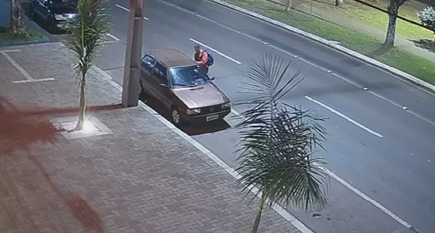Câmera flagra Fiat Uno sendo furtado na Avenida Brasil