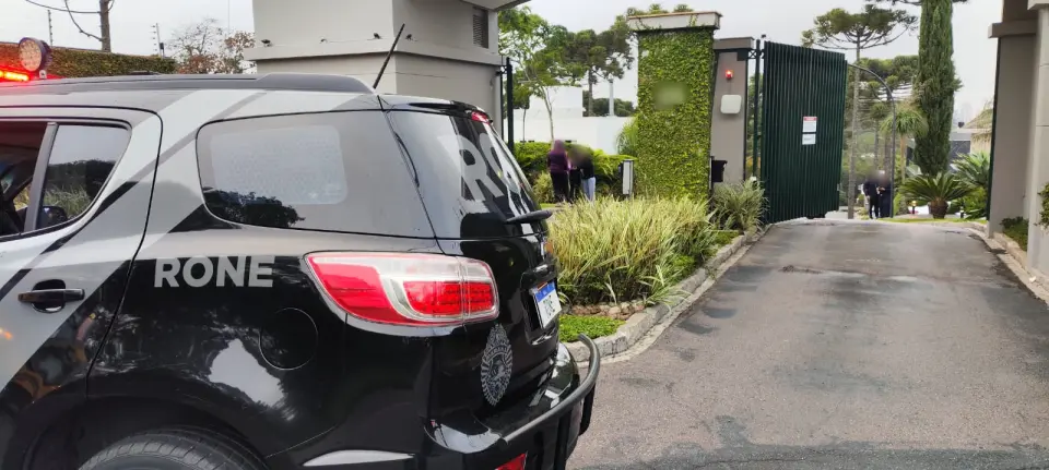 Assaltantes invadem casa em condomínio de luxo e fogem após morador se trancar no quarto Assaltantes invadem casa em condomínio de luxo e fogem após morador se trancar no quarto