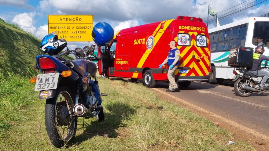 Moto e caminhão se envolvem em colisão às margens da BR-277 e piloto fica ferida