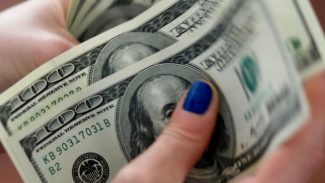 Dólar cai para R$ 5,60, e bolsa fecha em máxima histórica