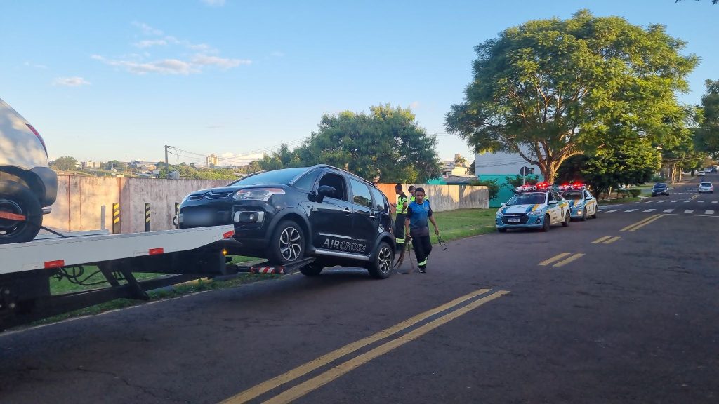 Carro utilizado para transporte irregular de crianças é retirado de circulação pela Transitar Carro utilizado para transporte irregular de crianças é retirado de circulação pela Transitar
