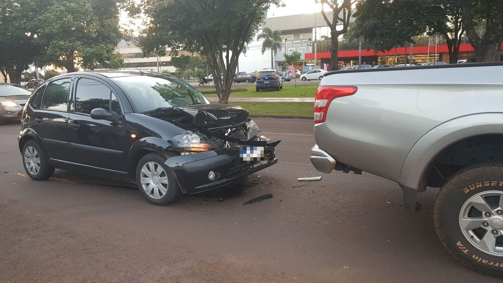 Colisão traseira deixa o trânsito lento na Avenida Tancredo Neves Colisão traseira deixa o trânsito lento na Avenida Tancredo Neves