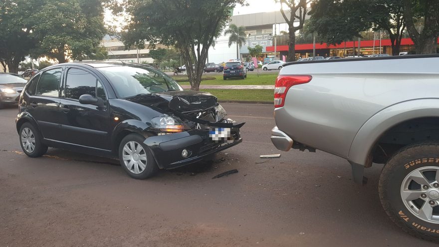 Colisão traseira deixa o trânsito lento na Avenida Tancredo Neves