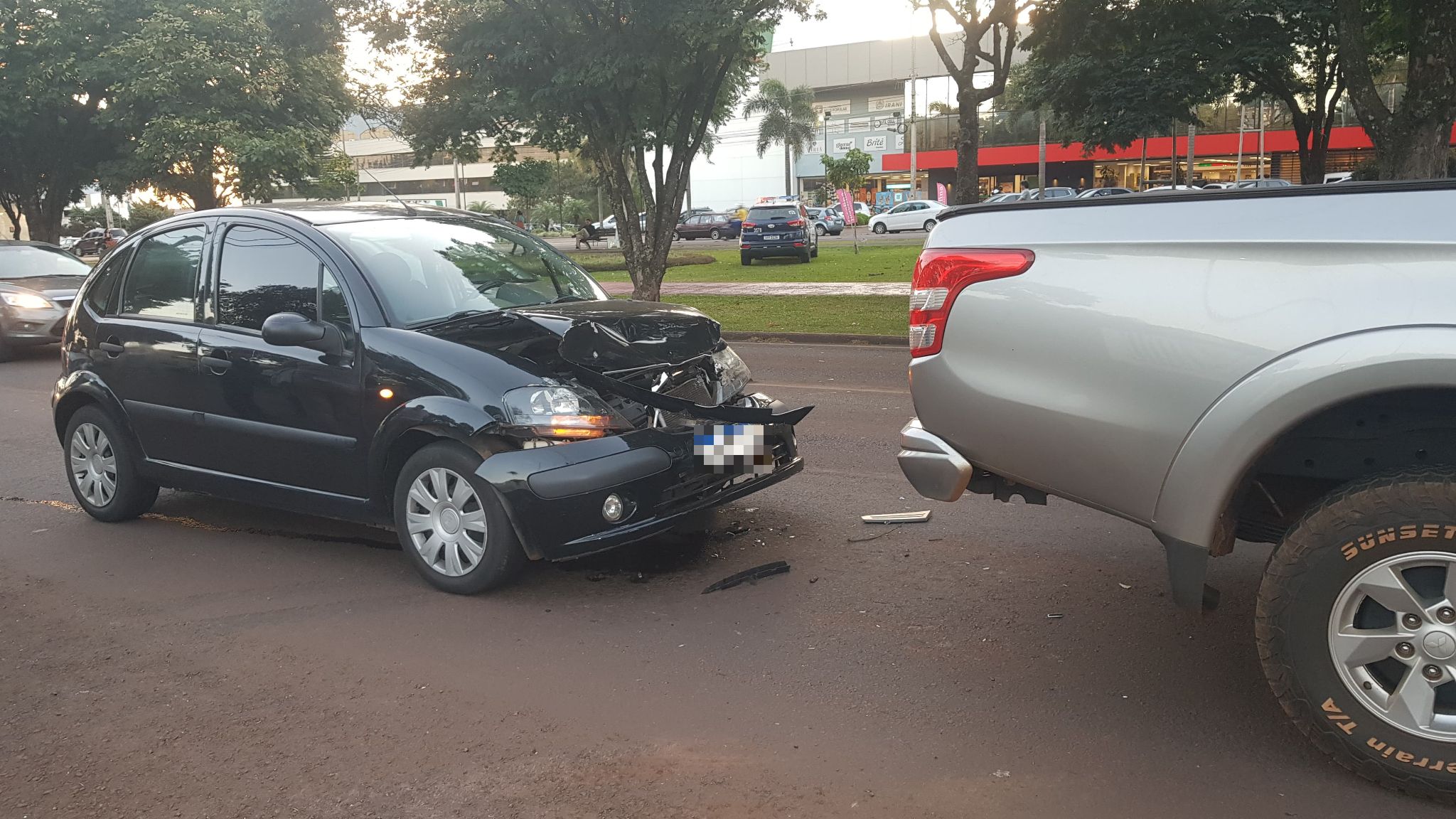 Colisão traseira deixa o trânsito lento na Avenida Tancredo Neves
