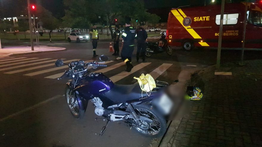 Duas motos colidem na Av. Tancredo Neves e uma pessoa fica ferida