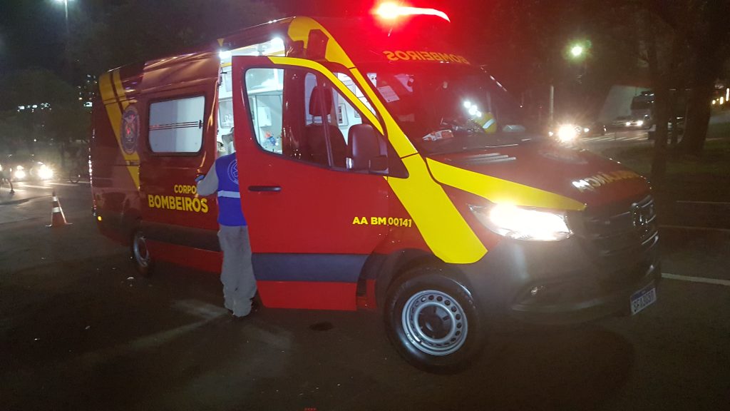 Jovem fica ferida após colisão entre ônibus e carro em Cascavel