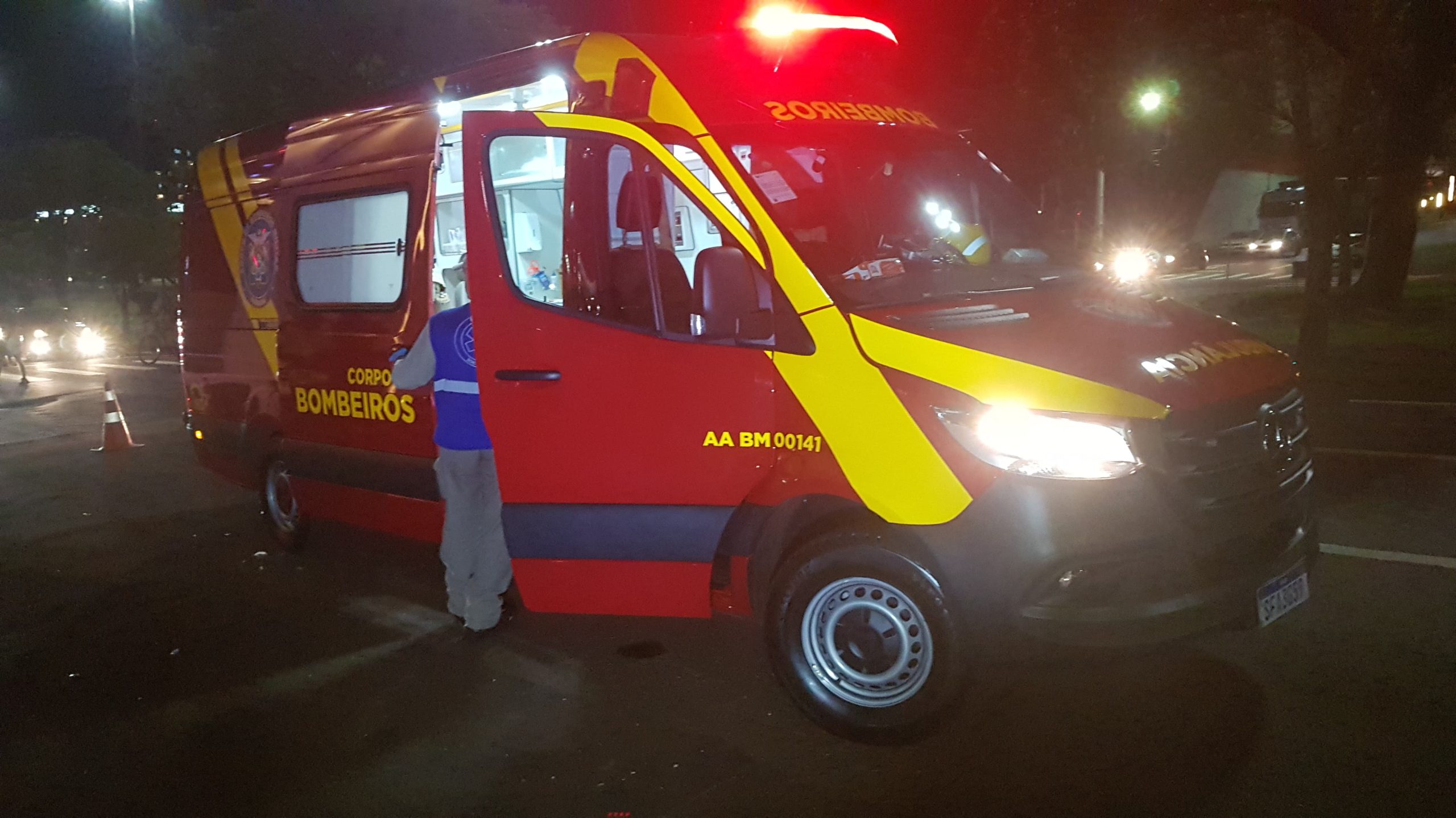 Jovem fica ferida após colisão entre ônibus e carro em Cascavel Jovem fica ferida após colisão entre ônibus e carro em Cascavel