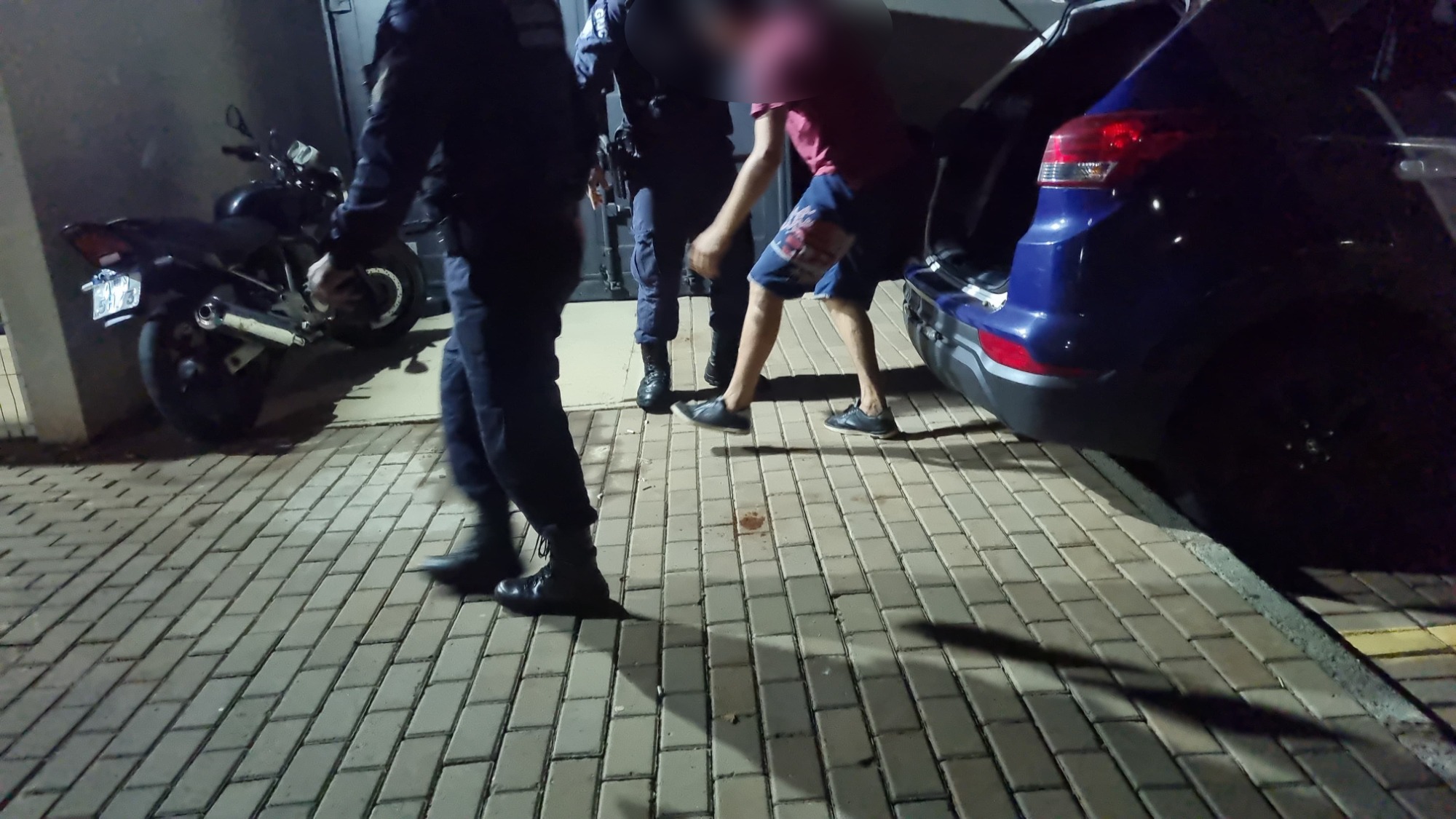 Homem é acusado de ameaçar mulher no Bairro Interlagos e ambos são levados à delegacia Homem é acusado de ameaçar mulher no Bairro Interlagos e ambos são levados à delegacia
