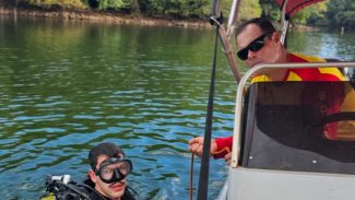 Bombeiros detalham buscas por homem desaparecido após embarcação naufragar