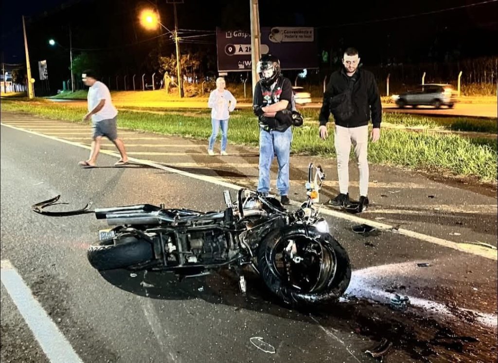 Moto fica destruída e piloto escapa ileso em acidente na BR-277 em Foz Moto fica destruída e piloto escapa ileso em acidente na BR-277 em Foz