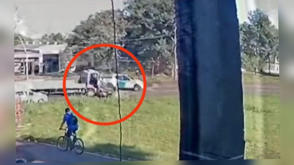 Vídeo mostra acidente que matou mãe e filho de 15 anos em Maringá Vídeo mostra acidente que matou mãe e filho de 15 anos em Maringá