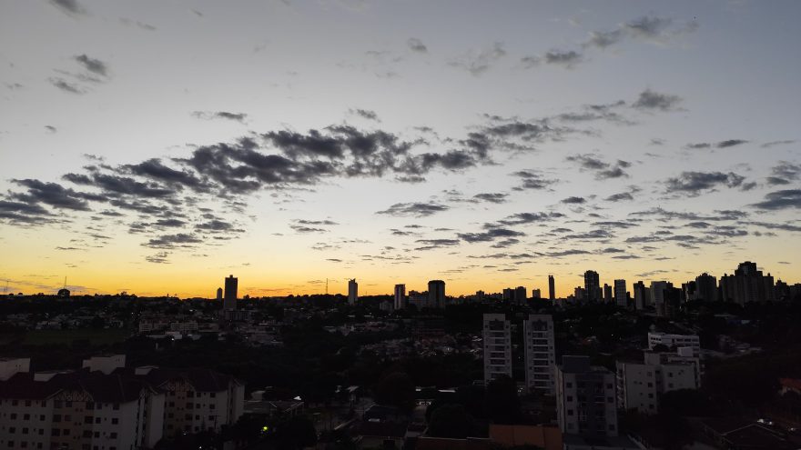 Quarta-feira começa fresquinha em Cascavel — com lua cheia, vento forte e zero sinal de chuva!