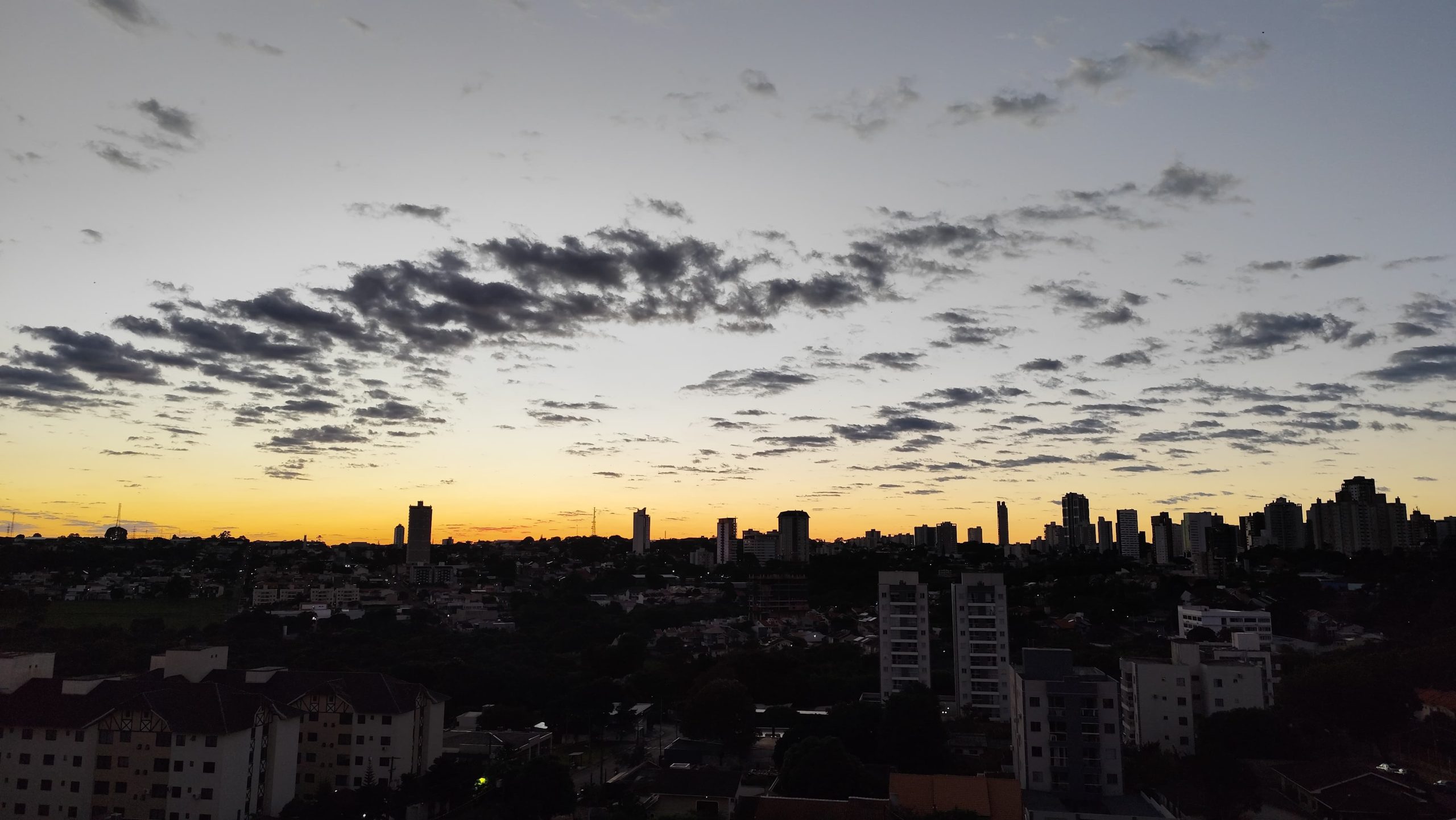 Quarta-feira começa fresquinha em Cascavel — com lua cheia, vento forte e zero sinal de chuva!