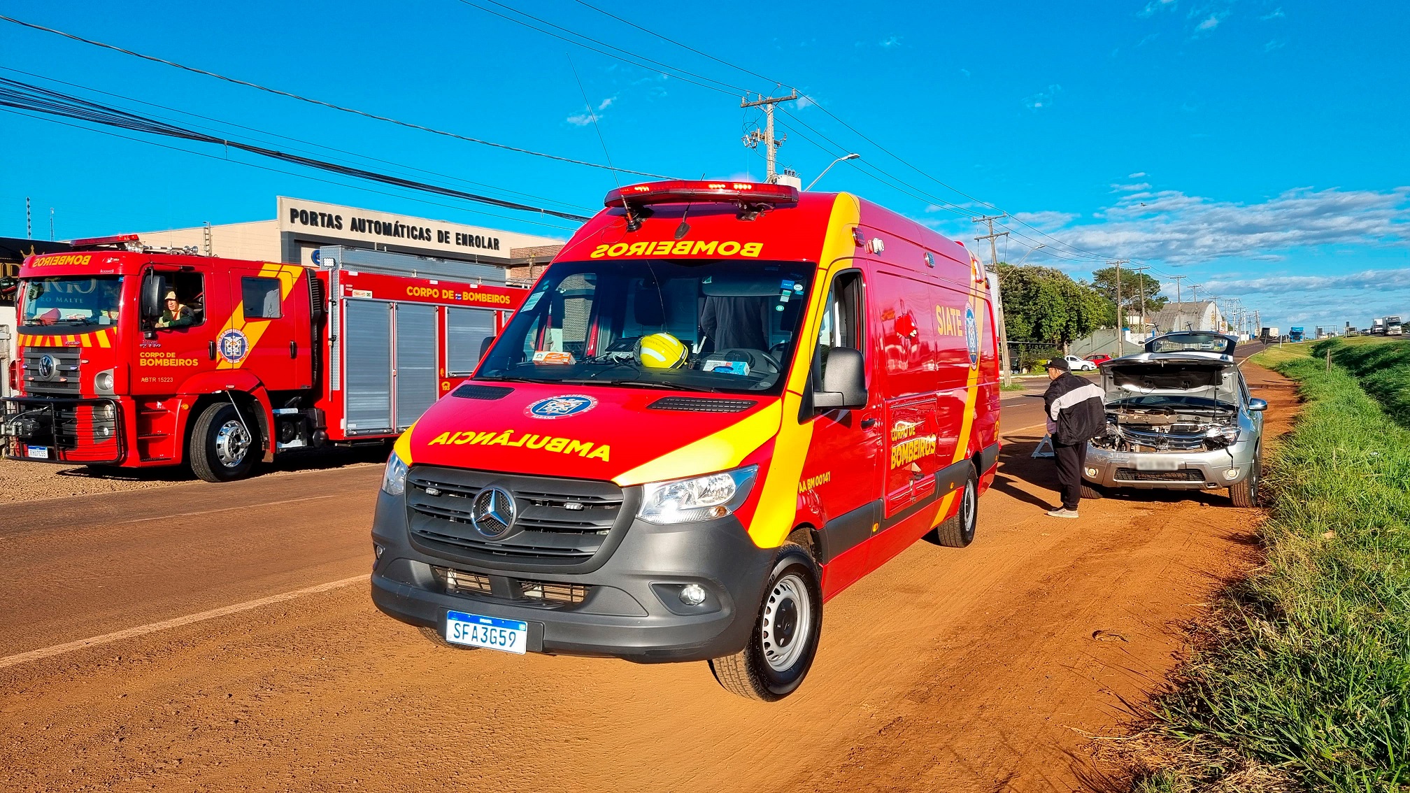 Colisão traseira mobiliza Corpo de Bombeiros na marginal da BR-277, em Cascavel